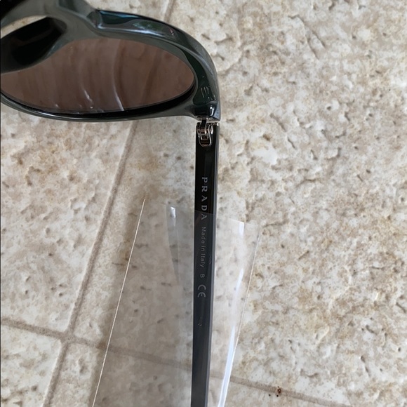 Prada - Picture 4 of 10